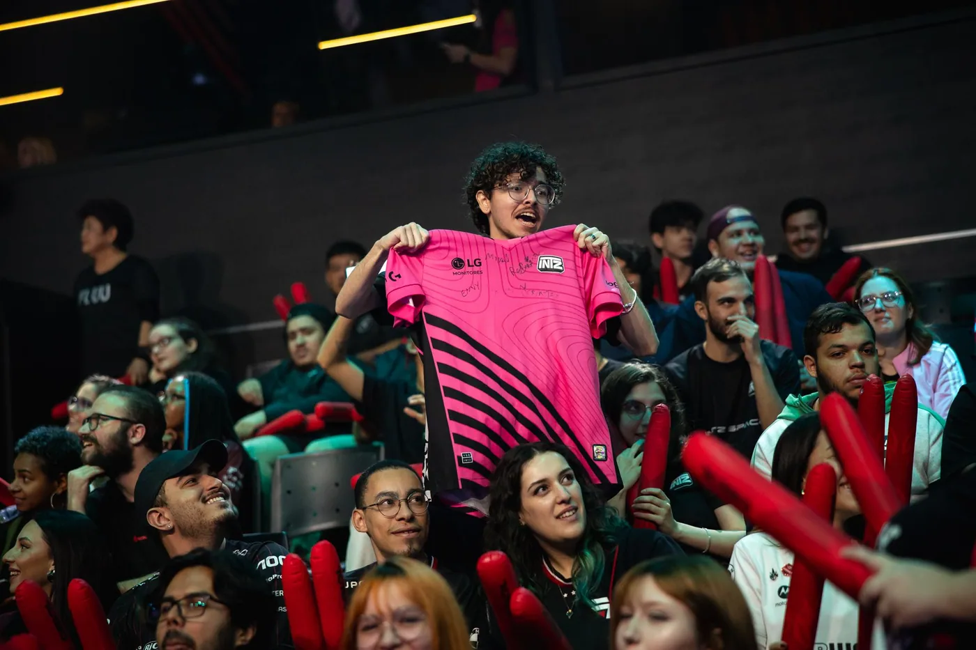 Torcedor levanta a camisa da INTZ na arquibancada