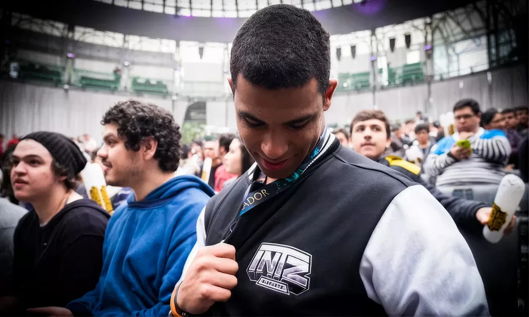 Torcedor de jaqueta da INTZ na arquibancada, em dia de evento